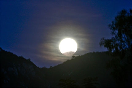 Ngắm cảnh thiên nhiên kỳ thú dài kỷ lục: Nguyệt thực toàn phần