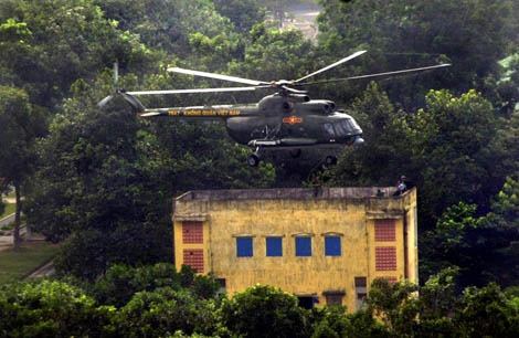 Máy bay tiếp cận nóc nhà cao tầng.
