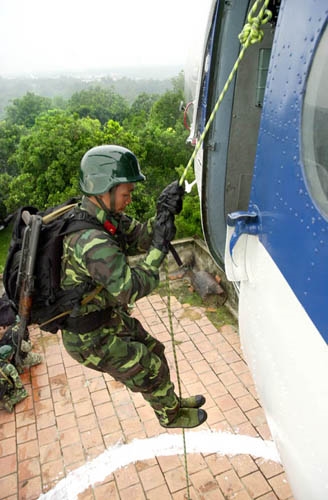 Lực lượng đổ bộ rời máy báy bay tiếp cận nóc nhà cao tầng.