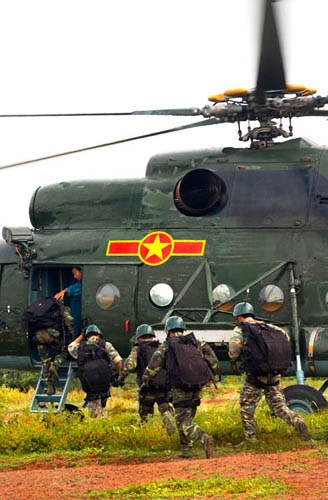 Máy bay tiếp nhận lực lượng đổ bộ tham gia huấn luyện.