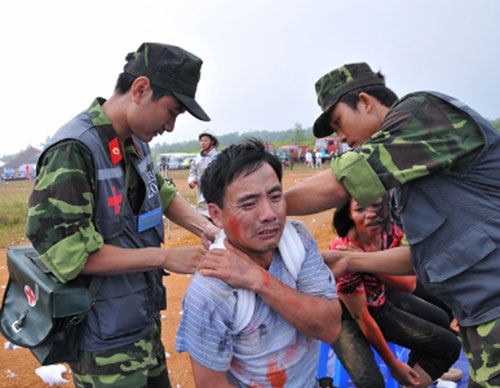 Các bác sĩ Bệnh viện Quân y 105 kịp thời sơ cứu cho các nạn nhân.