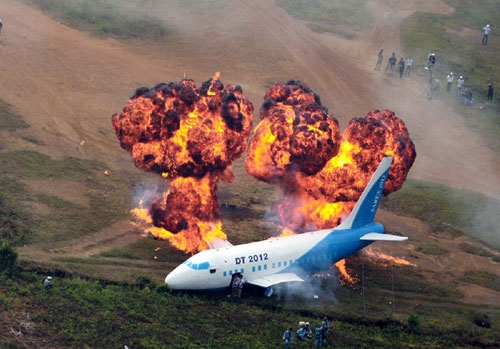 Máy bay gặp nạn phát nổ.
