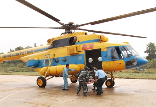 Chuyển các nạn nhân bị thương nặng lên máy bay trực thăng để chuyển đến bệnh viện gần nhất.