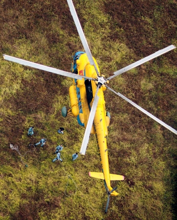 Tổ bay tiến hành tìm kiếm vị trí máy bay gặp nạn.