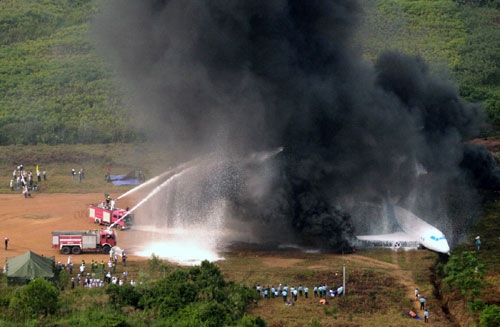 Xe cứu hỏa tìm cách dập tắt đám cháy