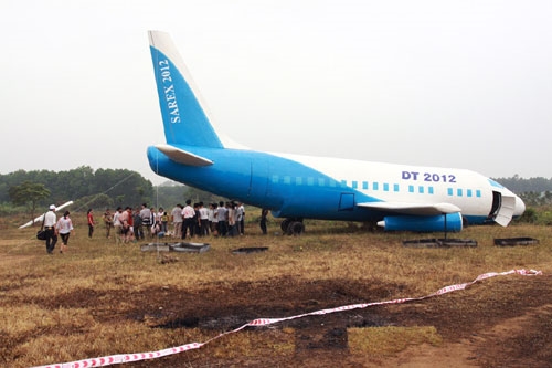 Tình huống diễn tập máy bay B737 gặp nạn, hạ cánh khẩn cấp xuống đường băng.