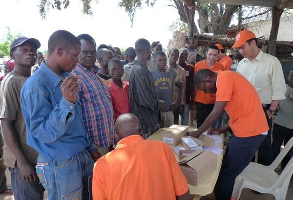 Để dịch vụ đến tận tay người dân, Movitel có cả những đại lý bán sim lưu động đến những vùng sâu vùng xa, bán hàng cho người nghèo. Nếu so sánh với hai mạng đã có của Mozambique , giá gói cước của Movitel rất hấp dẫn, đặc biệt với người nghèo. Trong ảnh là một điểm bán sim lưu động tại Madamba, gần biên giới với Malawi.