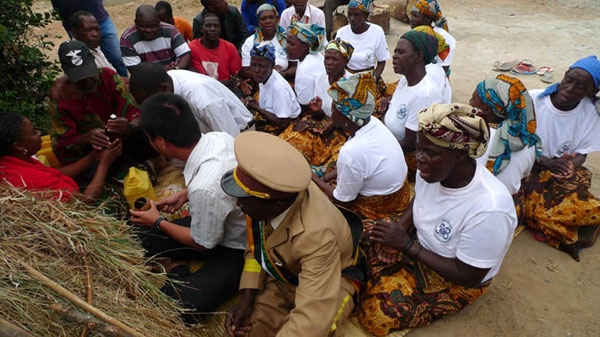 Cái khôn ngoan nhất của người tiên phong là biết nhập gia tùy tục, giành được thiện cảm của người địa phương. Ngày 12-5-2012, tại Tete, một lễ chúc phúc cho Movitel đã diễn ra với đầy đủ nghi thức truyền thống của địa phương, có sự tham gia đông đảo và hào hứng của nhân dân trong vùng.