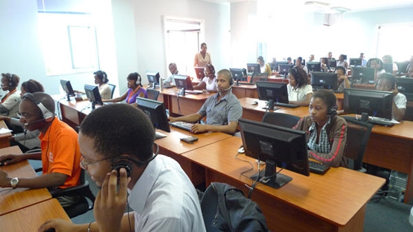 Không chỉ kinh doanh mà còn đào tạo và đem đến công ăn việc làm cho người địa phương, Movitel đã tuyển rất nhiều nhân viên người Mozambique. Trong ảnh, các nhân viên tại Trung tâm giải đáp khách hàng của Movitel ở Thủ đô Maputo đang trả lời khách hàng. Vừa qua, Movitel cũng đã đưa 27 nhân viên Mozambique sang học tại trung tâm đào tạo nhân lực của Viettel tại Việt Nam.