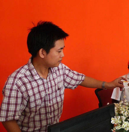 Trương Việt Hùng, 27 tuổi, chưa vợ con, là một trong những nhân viên trẻ tuổi của Movitel trên đất Mozambique. Là trưởng trạm của Movitel tại Chokwe, một thị trấn cách thủ đô Maputo hơn 150 cây số, Hùng là người Việt Nam duy nhất ở đây cùng với đội ngũ nhân viên Mozambique, chịu trách nhiệm “cai quản” một diện tích 65.000 km2 với 35.000 dân thuộc 7 huyện của tỉnh Gaza. Những người trẻ tuổi như Hùng của Movitel trên đất Mozambique có rất nhiều!