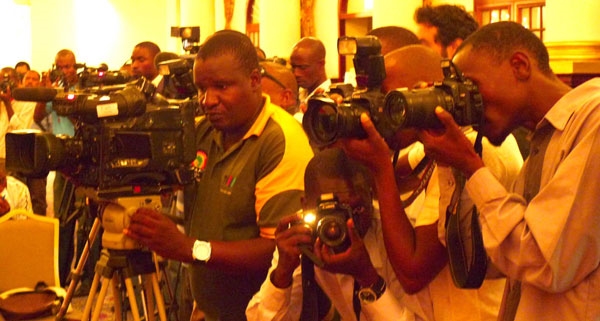 Chiều 15-5 đã diễn ra buổi họp báo thông báo sự kiện khai trương Movitel và Viettel chính thức kinh doanh tại Mozambique. Sự kiện này được báo giới địa phương hết sức quan tâm với sự có mặt của đông đảo phóng viên các tờ báo Mozambique và quốc tế. Nhiều câu hỏi được báo giới đưa ra, trong đó một băn khoăn lớn là cơ sở hạ tầng Movitel đã phủ khắp Mozambique, vậy một ngày kia, nếu có một có một hãng viễn thông mới muốn được chia sẻ cơ sở hạ tầng này, liệu Movitel có sẵn lòng không. Bà Safura, Chủ tịch HĐQT công ty Movitel nói: Hoàn toàn có thể nhưng e rằng khó, vì công nghệ của Movitel đưa sang quá hiện đại, sợ các hãng khác khó mà tương thích được!