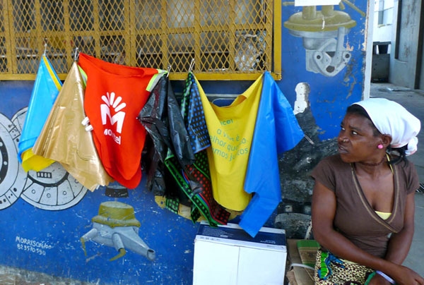 Thương hiệu Movitel bắt đầu lan tỏa tại Mozambique! Trong ảnh, áo mang tên hiệu của Movitel được bán trên đường phố Maputo.