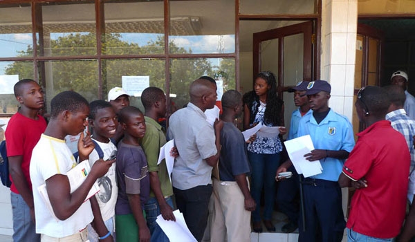 Bắt đầu kinh doanh từ ngày 24-4-2012, tính đến đến 14-5-2012, tức sau 3 tuần, Movitel đã có 415.000 thuê bao với nhiều gói cước khác nhau. Người dân Mozambique háo hức xếp hàng trước một đại lý của Movitel để đăng ký thuê bao.