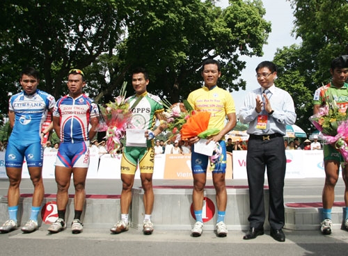 Đại diện Nhà tài trợ chính trao hoa và quà cho các VĐV về nhất, nhì, ba.