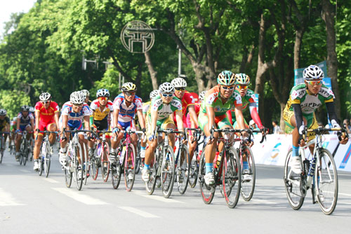 Tưng bừng khai mạc Giải đua xe đạp “Về Trường Sơn 2012- Cúp Báo Quân đội nhân dân”. 