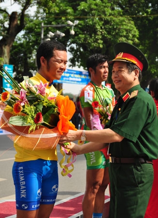 Thiếu tướng Lê Phúc Nguyên trao áo vàng cho VĐV Lê Văn Duẩn