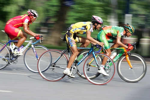 Bám đuổi quyết liệt