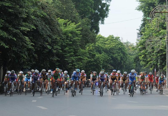 Các VĐV bám đuổi trên từng khúc cua