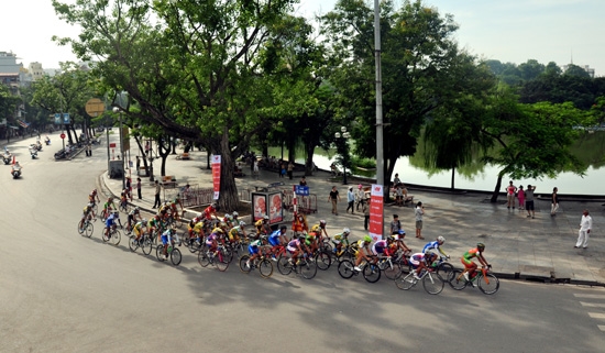 Ở những khúc cua khó, các tay đua luôn bám nhau từng căng - ti - mét