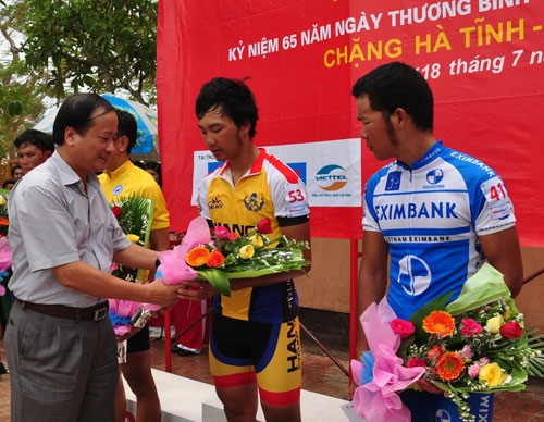 Đồng chí Trần Văn Tuân, Uỷ viên Ban thường vụ Tỉnh uỷ, Phó Chủ tịch UBND tỉnh Quảng Bình trao giải nhất cho cua- rơ Nguyễn Văn Cương đoàn Hà Nội