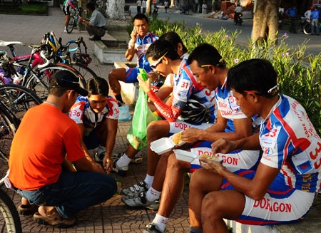 Tranh thủ nạp nặng lượng trước khi bước vào đường đua