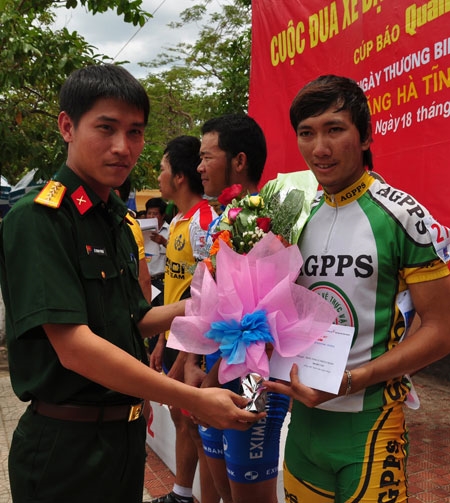 Ông Lê Thanh Phong, Giám đốc Chi nhánh Viettel Quảng Bình trao giải cho VĐV Nguyễn Thành Tâm của Công ty Cổ phần bảo vệ thực vật An Giang