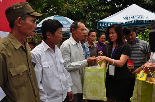 Bà Nguyễn Thị Hằng, đại diện Công ty cổ phần Kim khí Ngọc Anh - Tặng quà cho đối tượng chính sách tỉnh Quảng Bình