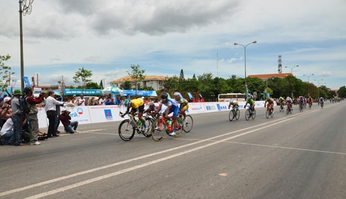 VĐV tốp đầu băng băng về đích