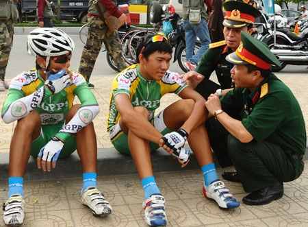 BTC giải ân cần hỏi thăm hai VĐV của Công ty Cổ phần Bảo vệ Thực vật An Giang trước giờ thi đấu