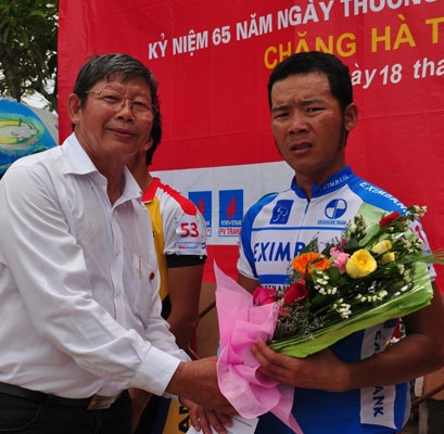 Ông Đoàn Kim Phách, Phó Chủ tịch Liên đoàn xe đạp, mô tô Thể Thao Việt Nam trao giải cho VĐV Lê Văn Duẩn của đội Eximbank Tp. Hồ Chí Minh