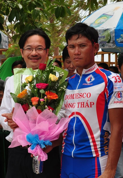 Ông Lương Hải Lưu, Giám đốc Chi nhánh Ngân hàng Công thương Việt Nam (Vietinbank) Quảng Bình trao giải cho VĐV Nguyễn Văn Tài của Domesco Đồng Tháp