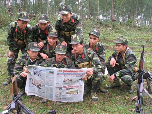 Tranh thủ đọc báo Quân đội nhân dân sau giờ nghỉ