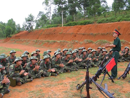 Trên thao trường kiểm tra bắn đạn thật ở Trung đoàn An Lão
