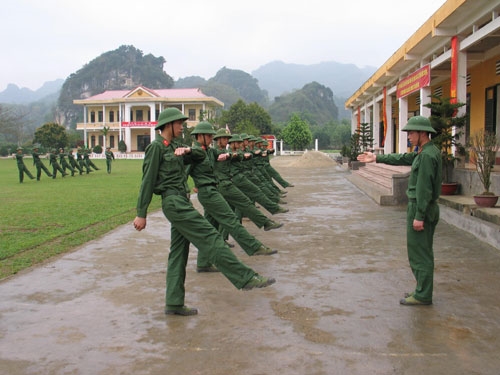 Huấn luyện điều lệnh đội ngũ ở Trung đoàn Hoài Ân