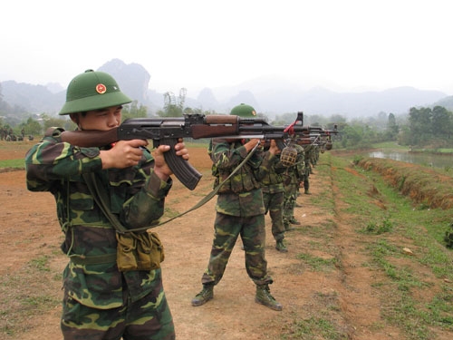 Huấn luyện bắn súng AK bài 1b nâng cao ở Trung đoàn Tây Sơn