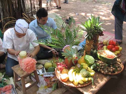 Nghệ nhân Hội An trổ tài cắt tỉa củ, quả nghệ thuật, trưng bày mâm ngũ quả