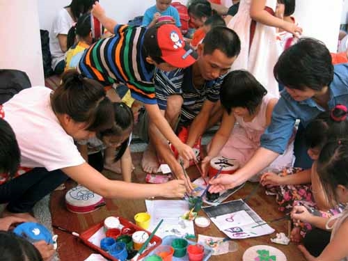 Góc tô màu cho mặt trống thu hút đông đảo người lớn và trẻ em