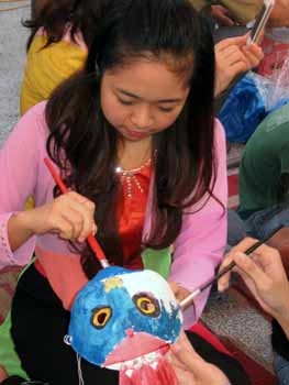 Say mê tô mặt nạ.