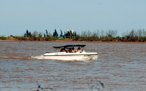 Bộ đội biên phòng Hải đội 2 thuộc Bộ chỉ huy BĐBP tỉnh Ninh Bình tuần tra trên biển.