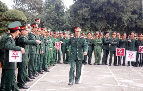 Cán bộ, chiến sĩ Lữ đoàn 241 chơi cờ tướng.