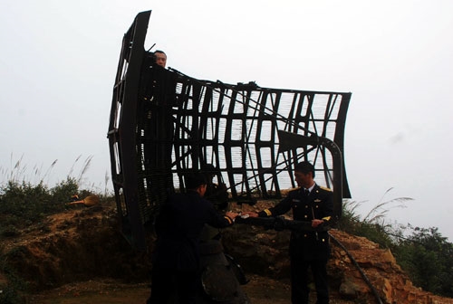 Cán bộ, chiến sĩ Trạm ra-đa 480 đóng quân trên đảo Trần thuộc (Bộ tư lệnh Vùng 1 Hải quân) bảo dưỡng khí tài.