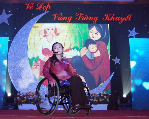 Thí sinh Nguyễn Thị Thu Hiền xúc động với ca khúc “Mẹ yêu con”.