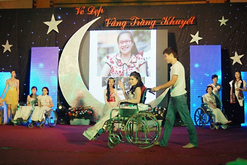 Màn giới thiệu của 10 thí sinh trong đêm chung kết.