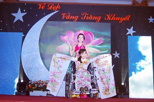 Thí sinh Lê Thị Thúy Đoan và thí sinh Vương Thị Bích Việt phối hợp thể hiện phần thi năng khiếu, làm xúc động người xem.