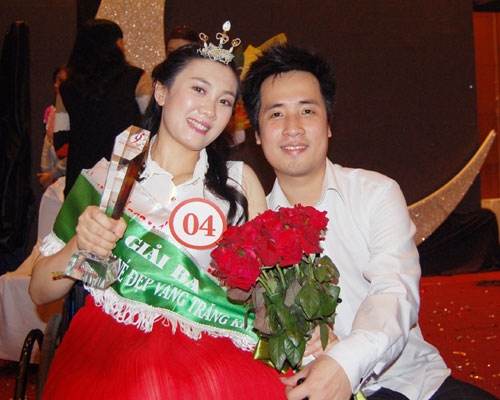 Thí sinh Nguyễn Thị Thu Hiền, đoạt giải ba, đang hạnh phúc bên chồng.