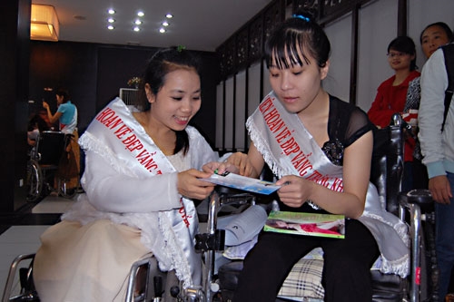 Thí sinh Vương Thị Bích Việt giới thiệu với bạn bè về cuốn sách kỹ năng sống dành cho người khuyết tật “Cuộc đời không hoàn hảo” vừa mới xuất bản.