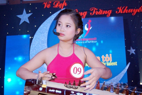 Thí sinh Đoàn Lệ Thu đoạt danh hiệu ứng xử hay nhất trong đêm chung kết.