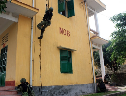 Luyện tập tình huống giải thoát con tin của lực lượng Đặc công ở Đoàn 126.