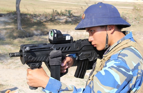 Động tác ngắm bắn của chiến sĩ Hải quân đánh bộ.