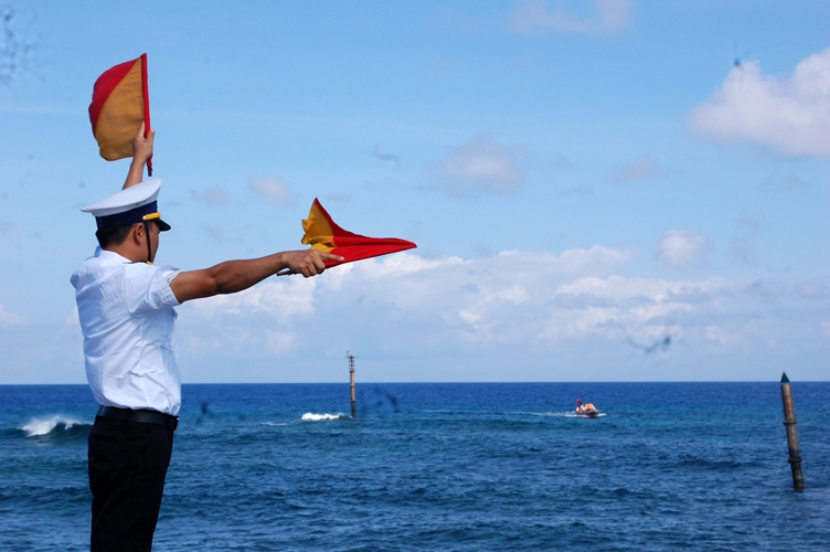 Cán bộ, chiến sĩ đảo hướng dẫn các tàu, xuồng ra vào âu tàu.